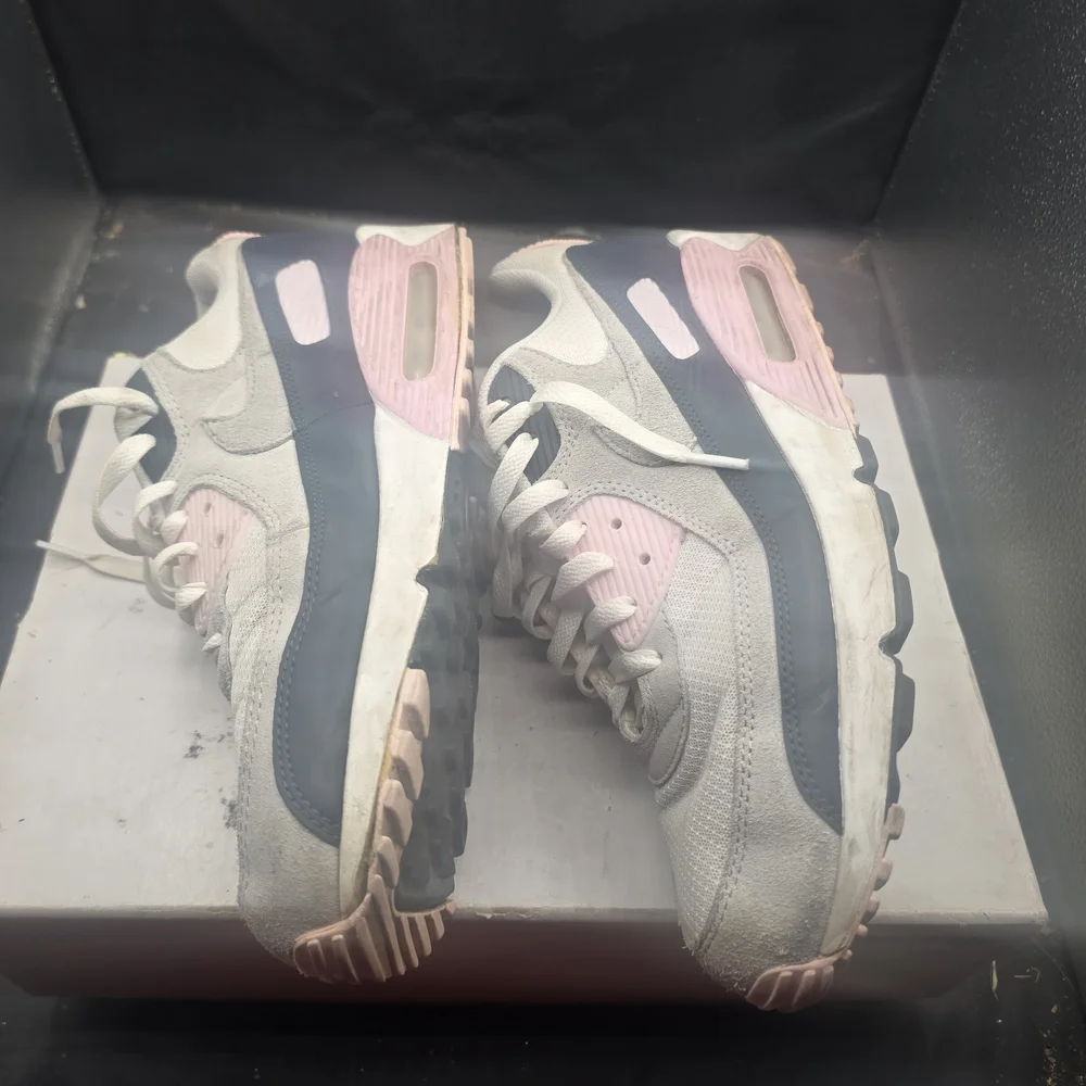 Nike Air Max‎ Women's White and Pink Sneakers